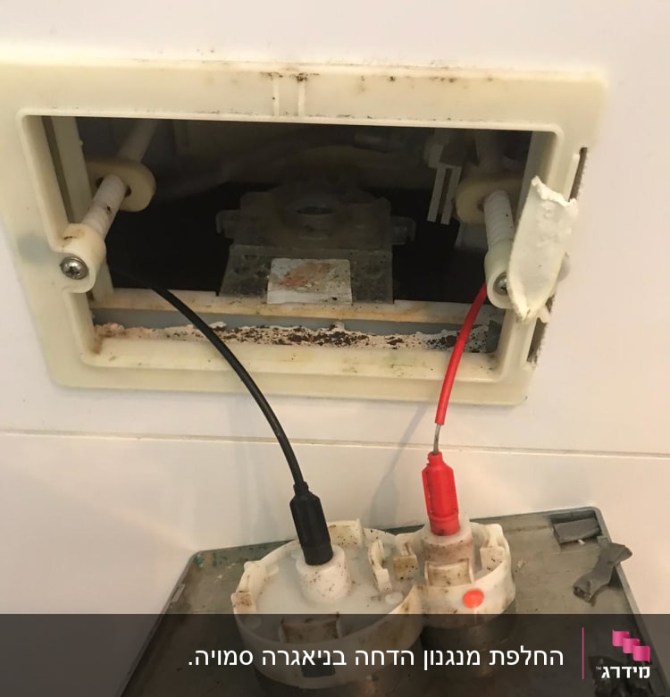 חלקי צנרת עם חוטים שחור ואדום